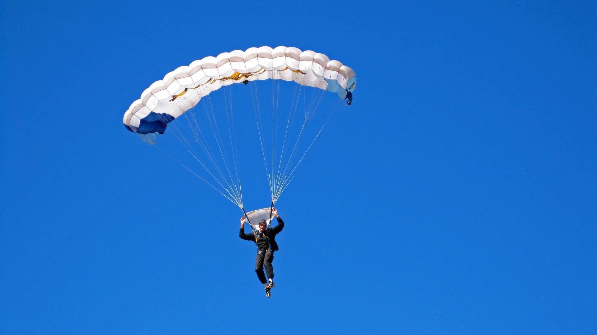 拉梅洛关键节点连续得分,火箭一波带走掘金,青春风暴如何击碎卫冕冠军的从容?